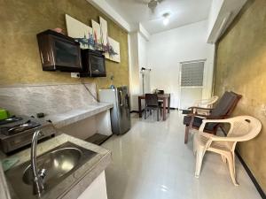 una cucina con lavello e un soggiorno di Rodrigo Cottage a Negombo