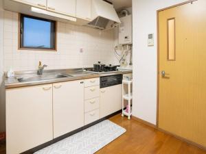 Una cocina o zona de cocina en 402号室貸切！2DK/京成佐倉駅徒歩3分・電車成田空港20分/2部屋/厨房/風呂/畳/家具綺麗！