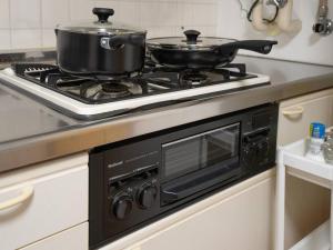 Una cocina o zona de cocina en 402号室貸切！2DK/京成佐倉駅徒歩3分・電車成田空港20分/2部屋/厨房/風呂/畳/家具綺麗！