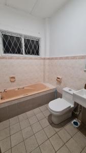 uma casa de banho com uma banheira, um WC e um lavatório. em Luxpro Luxury Villa / Seremban 2 / Private Swimming Pool em Seremban
