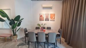uma sala de jantar com mesa e cadeiras em Luxpro Luxury Villa / Seremban 2 / Private Swimming Pool em Seremban