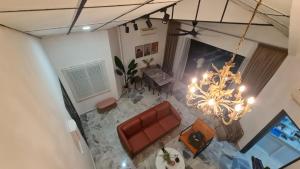 uma vista superior de uma sala de estar com um lustre em Luxpro Luxury Villa / Seremban 2 / Private Swimming Pool em Seremban