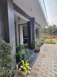 uma casa com plantas ao lado dela em Archana Resorts em Madikeri