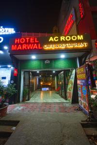 ジャイプールにあるHotel Marwalのホテルの看板と部屋