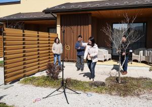 富士河口湖町にある花の宿 夢富士の家の前に立つ集団