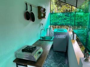 baño pequeño con fregadero y tostadora en Malki Villa, en Weligama