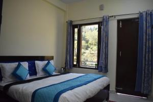 Ένα ή περισσότερα κρεβάτια σε δωμάτιο στο Atithi Home Stay - Himalayas view