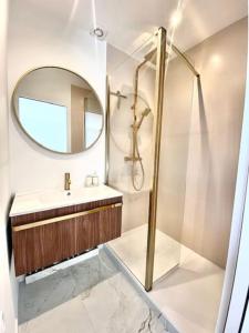 ein Bad mit einem Waschbecken und einem Spiegel in der Unterkunft Cannes appartement 2 chambres - 19JDR in Cannes