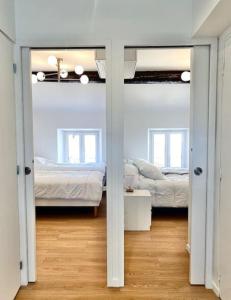 1 dormitorio con 2 camas y sofá en Cannes appartement 2 chambres - 19JDR en Cannes