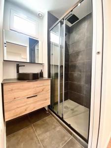 ein Bad mit einer Dusche und einem Waschbecken in der Unterkunft Cannes appartement 2 chambres - 19JDR in Cannes
