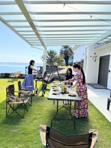 Un groupe de femmes assises à une table avec de la nourriture dans l'établissement Shell Beach Hamanako - Vacation STAY 14730, à Hamamatsu