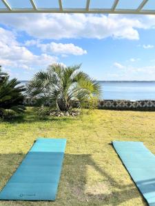 zwei blaue Yogamatten vor dem Meer in der Unterkunft Shell Beach Hamanako - Vacation STAY 14730 in Hamamatsu