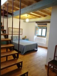 1 dormitorio con 1 cama en una habitación con techos de madera en Casas Rurales Casas en Batuecas, en Villanueva del Conde