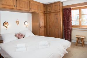 sypialnia z dużym białym łóżkiem i oknem w obiekcie Ferienwohnung für 5 Personen Bot La Pala Lenzerheide w mieście Lenzerheide +7 zdjęć