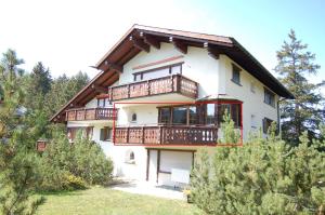 duży dom z balkonami po jego stronie w obiekcie Ferienwohnung für 5 Personen Bot La Pala Lenzerheide w mieście Lenzerheide