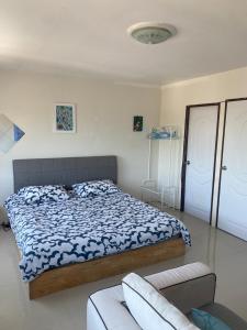 Postel nebo postele na pokoji v ubytování English owned Homestay and Yoga
