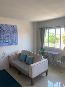 Posezení v ubytování English owned Homestay and Yoga