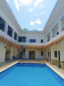 Bazén v ubytování Camotes Hostel Resort nebo v jeho okolí