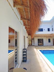 Bazén v ubytování Camotes Hostel Resort nebo v jeho okolí