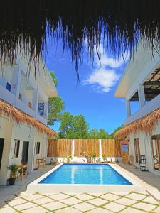una piscina frente a una casa en Camotes Backpackers Hostel en Camotes Islands