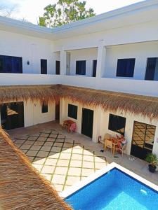 Bazén v ubytování Camotes Hostel Resort nebo v jeho okolí