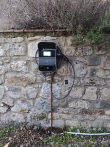 una televisione è attaccata a un muro di pietra di Al Molino di Monteluco a Gaiole in Chianti