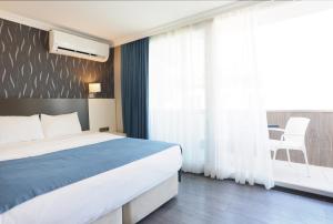 Postel nebo postele na pokoji v ubytování Riva Hotel Alsancak + 60 fotografií