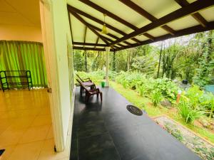 einen Außenblick auf ein Haus mit einer Terrasse in der Unterkunft Adventure Base camp in Kitulgala