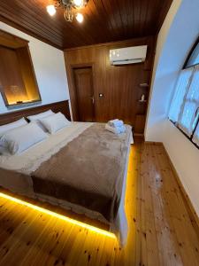 una camera con un grande letto di Castle Hotel a Gjirokastër