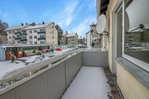 un balcón con nieve en la cornisa de un edificio en Workers Apartment in Velbert, en Velbert