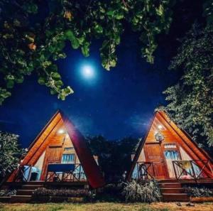 Eine Hütte im Wald nachts mit dem Mond in der Unterkunft That's Why Beach Cabanas Nilaveli in Nilaveli