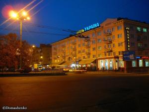 a city street at night with lights on at Hotel Ukraine in Chernihiv