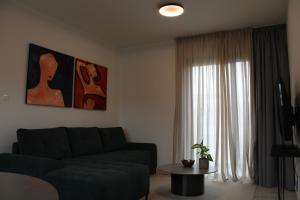 Hypnos Residence في نيقوسيا: غرفة معيشة مع أريكة وطاولة