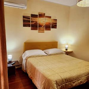 1 dormitorio con 1 cama y 2 lámparas en una mesa en B&B Villa Sabrina, en Arezzo