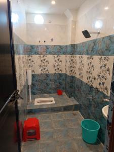 Bilik mandi di Satyam Guest House