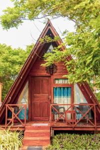 ein Baumhaus mit einem Strohdach in der Unterkunft That's Why Beach Cabanas Nilaveli in Nilaveli