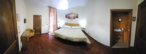 una camera con un letto nell'angolo di una stanza di B&B Villa Sabrina ad Arezzo