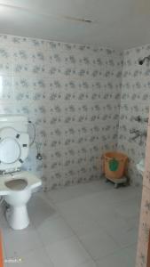 baño con aseo blanco en una habitación en Heena Guest House, en Dharamshala