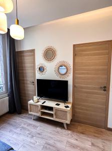 TV a/nebo společenská místnost v ubytování L'Echappée compiègnoise