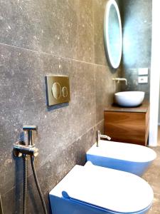 ミラノにあるApartment Solferino 37のバスルーム(洗面台、トイレ、鏡付)