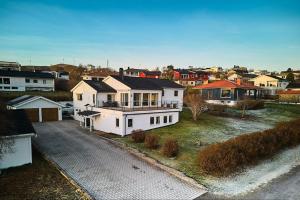 una vista aerea di una casa in una città di Solhøgda a Sortland