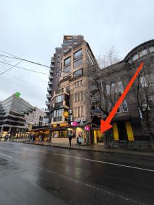 a red arrow pointing to a building on a city street at London Hotel Yerevan in Yerevan