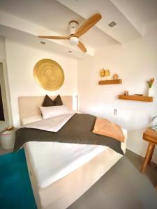 une chambre avec un grand lit avec un ventilateur de plafond dans l'établissement Schöne Aussichten mitten in Berlin - il sole, à Berlin