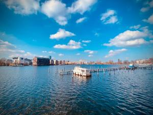un quai au milieu d'une grande masse d'eau dans l'établissement Schöne Aussichten mitten in Berlin - il sole, à Berlin 22 autres photos