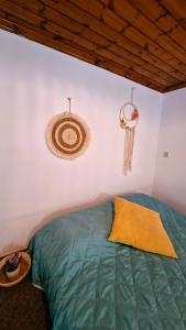 Un dormitorio con una cama verde y un cartel de paz en la pared en Villa Kavalino en Kolymbia