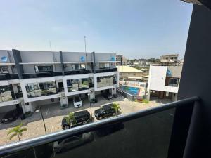 Blick auf ein Gebäude mit Autos auf einem Parkplatz in der Unterkunft Modern 2 Bedroom Oasis in Lagos in Lekki