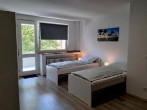 um quarto com 2 camas e uma janela em Chic Apartment with Balcony em Gelsenkirchen