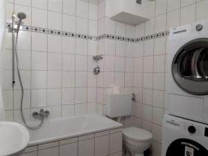 uma casa de banho com um WC e uma máquina de lavar roupa em Chic Apartment with Balcony em Gelsenkirchen
