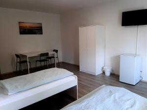 um quarto com uma cama e uma mesa com cadeiras em Chic Apartment with Balcony em Gelsenkirchen