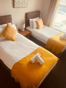 Habitación de hotel con 2 camas y toallas. en Croppers Arms en Huddersfield